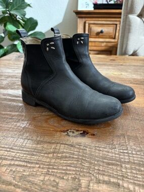 OluKai Women's Kualona Leather Chelsea Boot in Black in Size 6